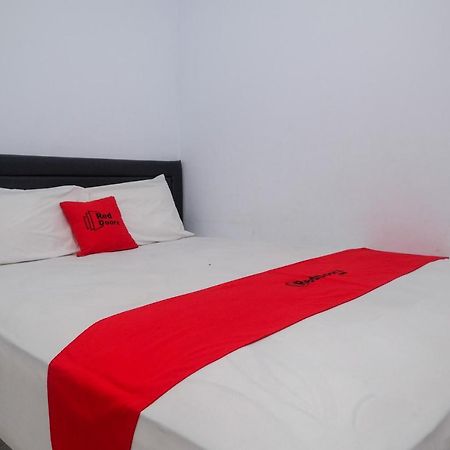 Reddoorz At Lapangan Bandara Sam Ratulangi Manado Hotel Exterior photo