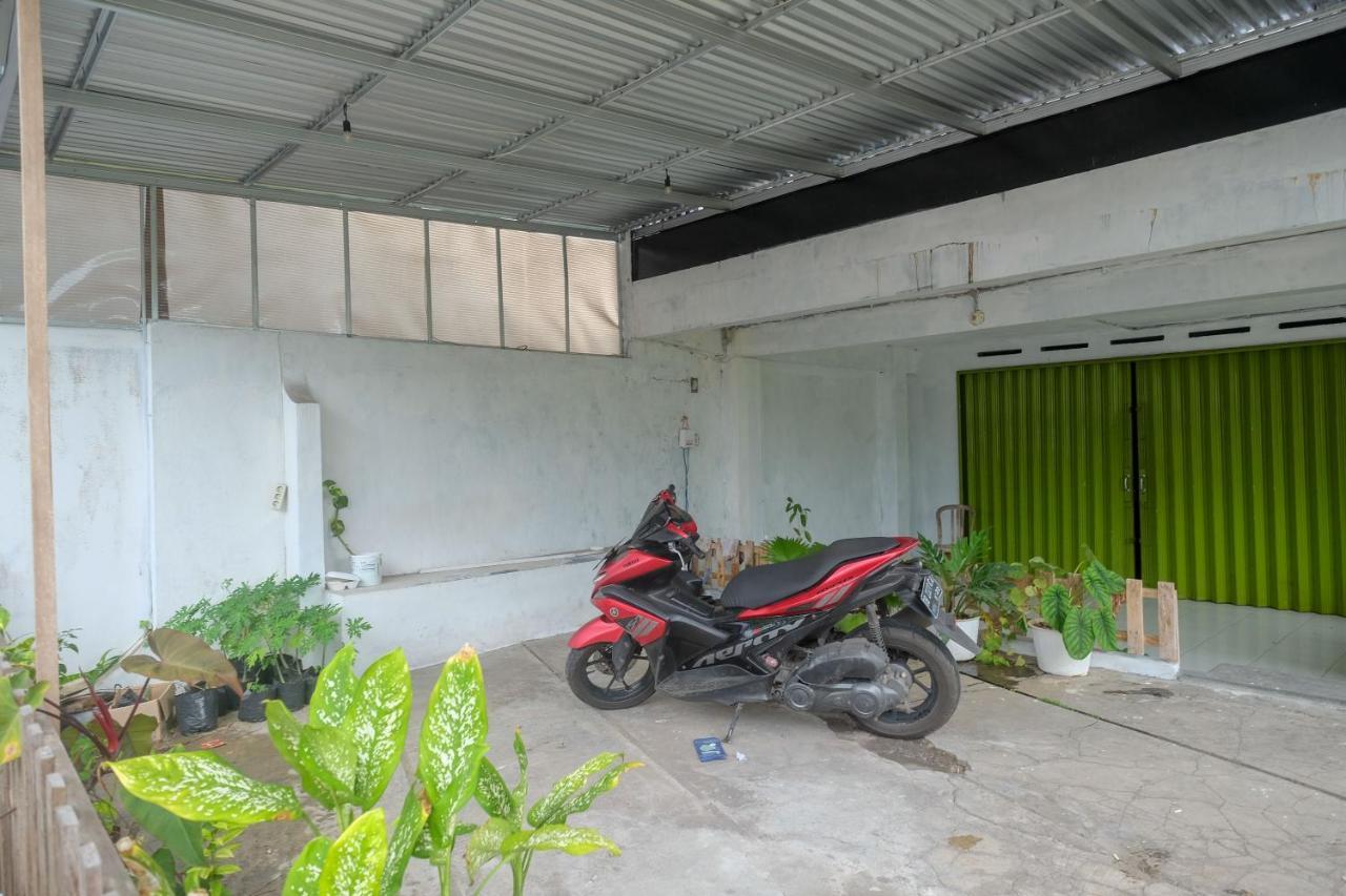 Reddoorz At Lapangan Bandara Sam Ratulangi Manado Hotel Exterior photo