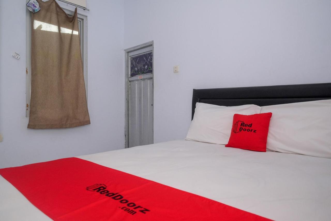 Reddoorz At Lapangan Bandara Sam Ratulangi Manado Hotel Exterior photo